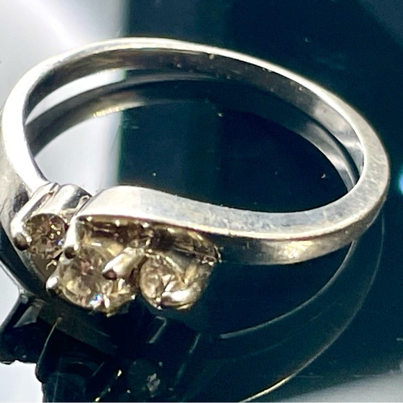 14k white gold 3 stone diamond ring Size 7 - Picture 4 of 8
